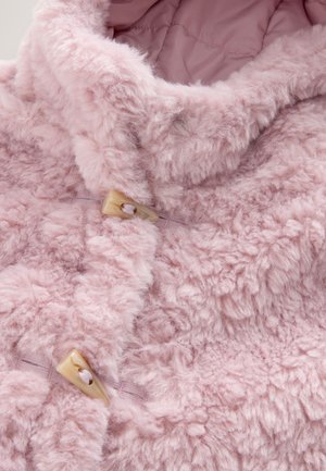 Weicher rosa Mantel mit samtiger Textur, ausgestattet mit hohem Kragen, zwei Knebelknöpfen und einer Nahtverzierung entlang der Vorderseite.