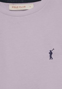 Ljuslila T-shirt med rund halsringning, med en marinblå broderad figurlogotyp på vänster bröst och mjukt, strukturerat tyg.