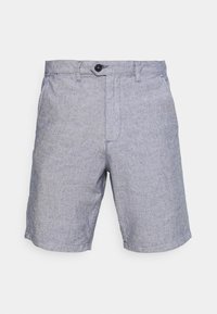 Shorts en lin bleu clair avec une finition texturée, dotés d'une fermeture à bouton, de poches latérales et d'un ourlet droit.