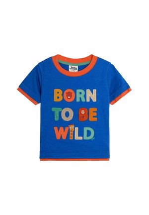 Sininen T-paita oranssilla reunalla, jossa on monivärisesti brodeerattu teksti "BORN TO BE WILD" ja eläinkuvasto. Pehmeä puuvillakangas.