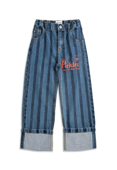 Pantalon en denim bleu pour enfants avec des rayures verticales foncées, ourlets retroussés, poches avant, et texte orange avec graphique de chien sur une jambe.
