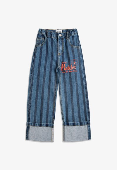 Pantalon en denim bleu pour enfants avec des rayures verticales foncées, ourlets retroussés, poches avant, et texte orange avec graphique de chien sur une jambe.