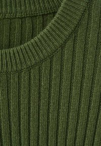 Pletený zelený sveter s rebrovanou štruktúrou, okrúhlym výstrihom a vertikálnymi prúžkami pre väčší detail. Viditeľné precízne švy.