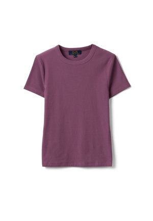 Camiseta morada de manga corta y cuello redondo con textura acanalada, colocada extendida sobre un fondo blanco.