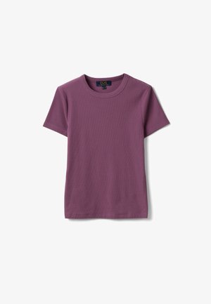Camiseta morada de manga corta y cuello redondo con textura acanalada, colocada extendida sobre un fondo blanco.