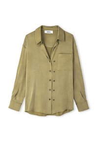 Camisa de manga larga verde oliva, hecha de tela suave, con cierre de botones en la parte delantera, un bolsillo en el pecho y un diseño de cuello clásico.