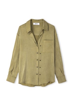 Olive green długa koszula z długim rękawem, uszyta z miękkiego materiału, z zapięciem na guziki z przodu, jedną kieszenią na piersi i klasycznym kołnierzykiem.