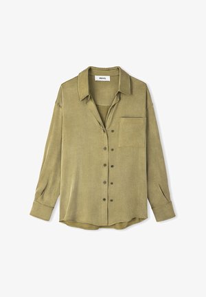 Camicia a maniche lunghe verde oliva realizzata in tessuto morbido, con chiusura frontale a bottoni, taschino singolo sul petto e design del colletto classico.