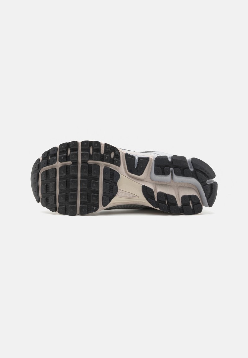 Nike Sportswear ZOOM VOMERO 5 - Tenisky - pure platinum/chrome/light orewood brown/wolf grey/black/white