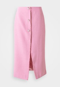 Rosa midiskjørt med splitt foran og tre dekorative rhinestones-knapper langs midtsemen, med en teksturert stofffinish.