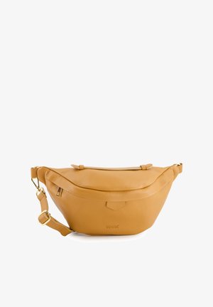 Leren heuptasje in tan kleur met een gladde textuur, een gebogen vorm en een ritssluiting bovenaan. Voorzien van een afneembare schouderriem en een subtiele logodetail.