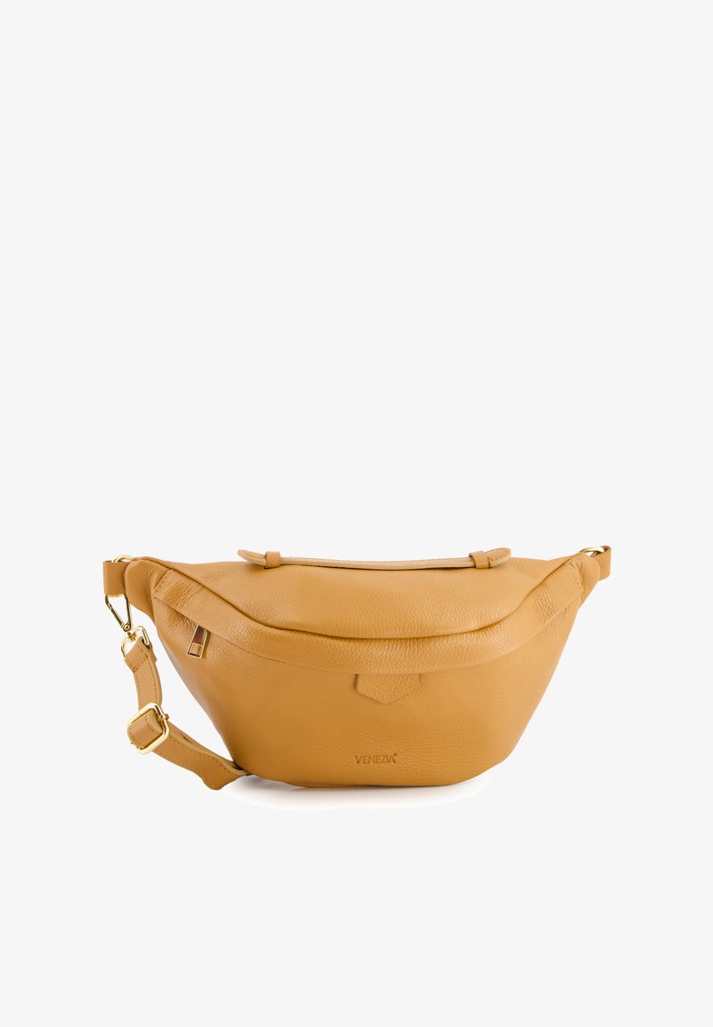 Tan læder hoftepose med en glat tekstur, buet form og en lynlåslukning i toppen. Har en aftagelig rem og en diskret logo-detalje.