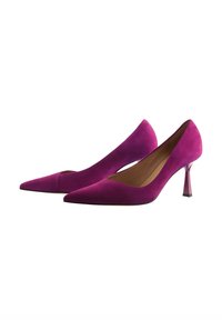 Fuchsia suède pumps met hoge hakken, puntige neus en doorzichtige synthetische hakken, met een strakke, gladde textuur en minimalistisch ontwerp.