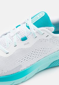 Under Armour HOVR TURBULENCE 2 - Laufschuh Straße - white/circuit teal