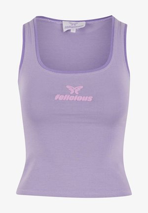 Liliowa bluzka na ramiączkach z lekkiego materiału, o dopasowanym kroju, szerokim dekolcie i różowym logo motyla z napisem "felicious".