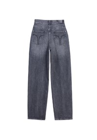 Jeans de mezclilla gris con un corte holgado, que presentan dos bolsillos traseros y detalles de costura sutiles, diseño de pierna recta y una cinturilla limpia.