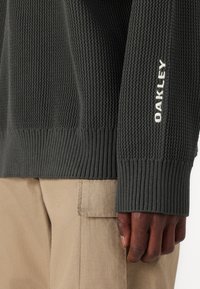 Oakley NEW RETRO SWEATER - Strikkegenser - shadow