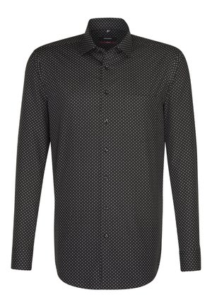 Schwarzes Button-up-Hemd mit langen Ärmeln, das ein weißes Punktmuster aufweist. Es hat einen Kragen und eine Brusttasche. Glatte Stofftextur.