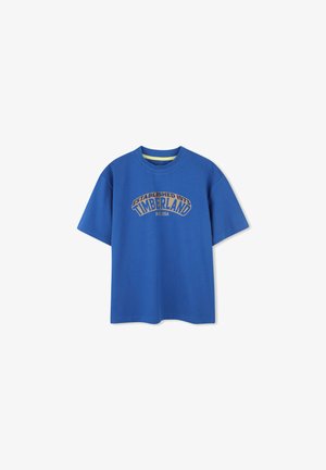 Blauwe katoenen t-shirt met een ronde hals, korte mouwen en een in goud gedrukt "Timberland" logo. Soepele textuur, casual pasvorm.