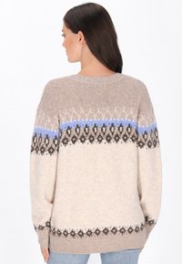 Beige kötött pulóver, világoskék és sötétbarna mintás vállrésszel, hosszú ujjakkal és laza fazonnal. Puha, texturált anyag.