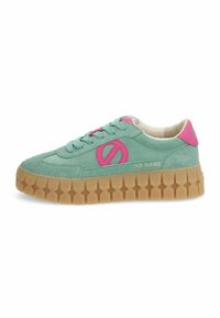 Sneaker verde in suede con dettagli rosa, suola in gomma con un motivo testurizzato e cuciture rinforzate lungo i lati.
