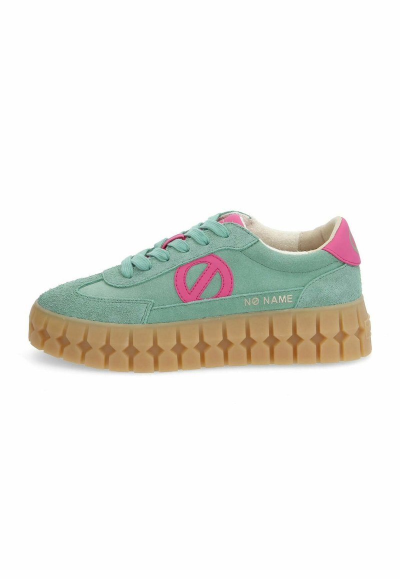 Sneaker verde in suede con dettagli rosa, suola in gomma con un motivo testurizzato e cuciture rinforzate lungo i lati.