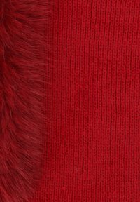 Tessuto lavorato a maglia rosso con texture a coste, con un morbido accento in pelliccia sintetica sul lato sinistro, che aggiunge profondità e contrasto al design.