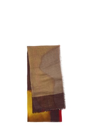 Złożony prostokątny szal z blokami kolorów w odcieniach brązu, musztardowej żółci, ciemnej czerwieni i beżu, cechujący się miękką, lekką fakturą i frędzlami na brzegach.