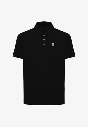 Zwart korte mouwen polohemd met drieknopenbies en een kleine rechthoekige logo-patch op de linkerborst.