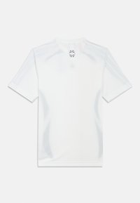 Λευκό πουκάμισο με κοντά μανίκια, στρογγυλή λαιμόκοψη, διαφανής υφή και έμβλημα κοντά στον γιακά. Διαθέτει απλό, καθαρό σχέδιο χωρίς μοτίβα.