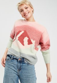 Strickpullover mit einem Farbverlauf in Pink und Grün sowie einem Bergsilhouetten-Design. Weicher Stoff und lockere Passform, mit gerippten Manschetten.