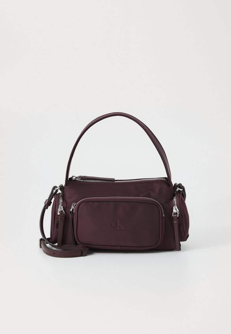 Borsa in nylon bordeaux con zip superiore, tracolla regolabile, tasca anteriore e accessori in argento. Logo impresso sulla parte anteriore.