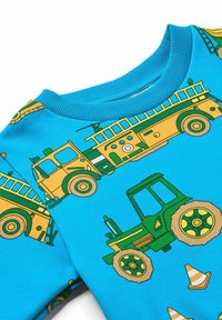 Sudadera azul con estampados de vehículos amarillos y verdes, incluyendo un camión de bomberos y un tractor, con conos naranjas y blancos, fabricada en un tejido suave.