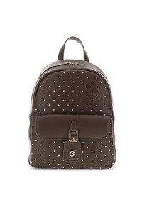 Mochila sintética marrón con pequeños clavos plateados, forma redondeada, asa superior, solapa frontal con hebilla y etiqueta de logo dorado en el frente.