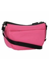 Bolso cruzado de nylon rosa con cierre de cremallera negra, correa ajustable y bolsillo frontal. Textura suave y diseño curvado. Detalles de hardware en plata.