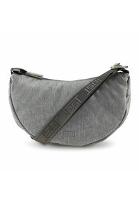 Bolso de tela gris con un diseño curvado, que cuenta con un cierre de cremallera y una correa ajustable con un patrón de logo. Superficie texturizada y estilo minimalista.