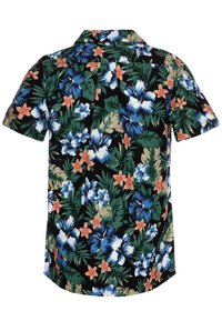 Camicia a maniche corte con sfondo nero decorato da grandi fiori di ibisco blu e piccoli accenti arancioni, realizzata in tessuto leggero.