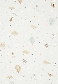 Tecido de cor clara com padrões divertidos, apresentando balões de ar quente, pipas, nuvens, estrelas e uma lua crescente em suaves tons pastel.