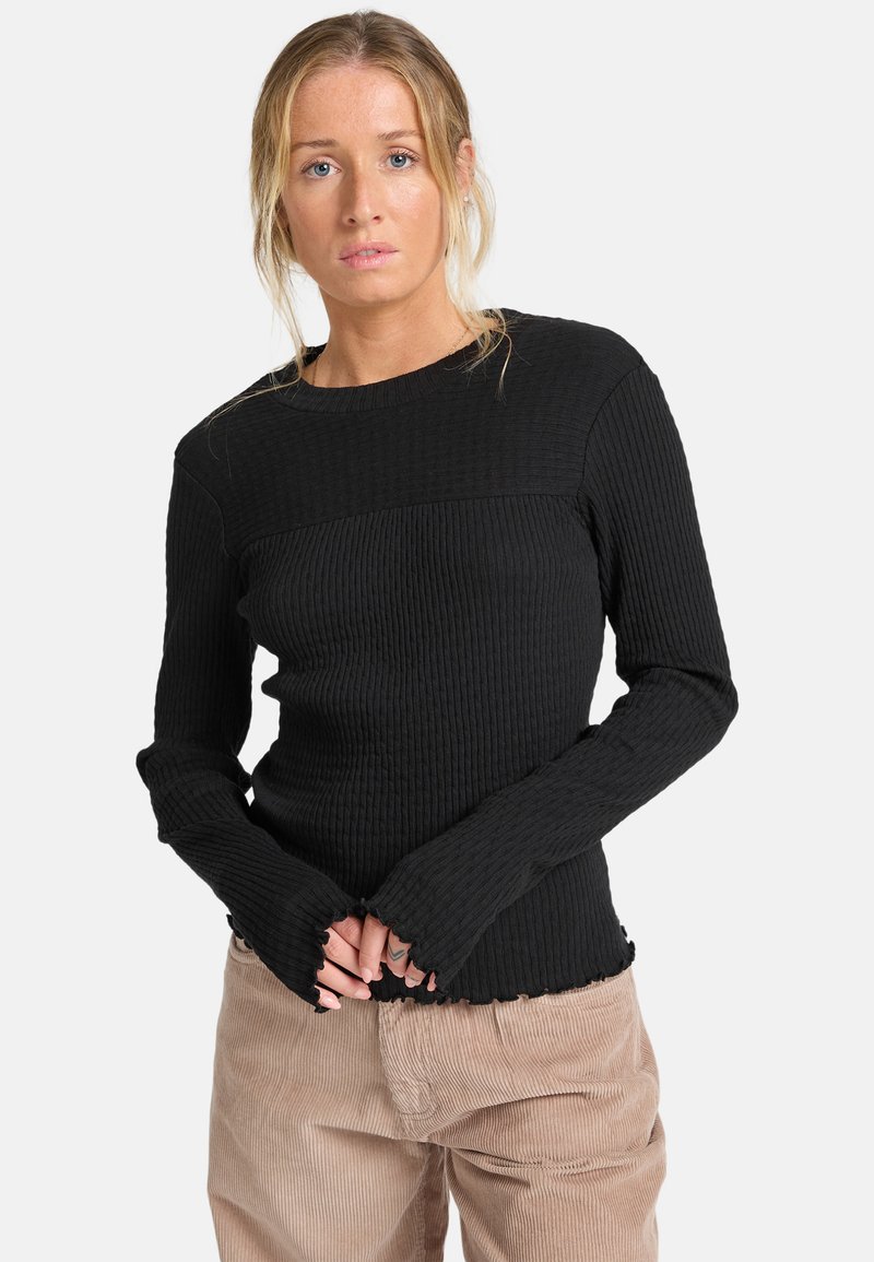 Schwarzes, geripptes Langarmoberteil mit rundem Ausschnitt und ausgefranstem Saum. Die Textur ist gestrickt und bietet eine figurbetonte Silhouette.
