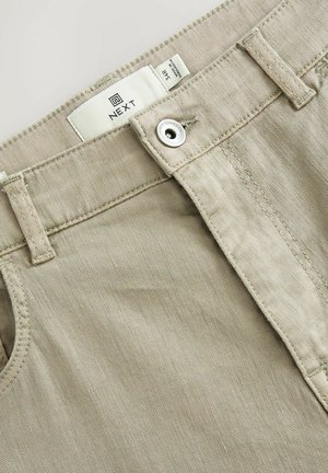 Beige Baumwollhosen mit einem Reißverschluss- und Knopfverschluss, Gürtelschlaufen, feiner Textur und Branding auf dem Etikett im Bund.