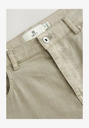 Beige Baumwollhosen mit einem Reißverschluss- und Knopfverschluss, Gürtelschlaufen, feiner Textur und Branding auf dem Etikett im Bund.