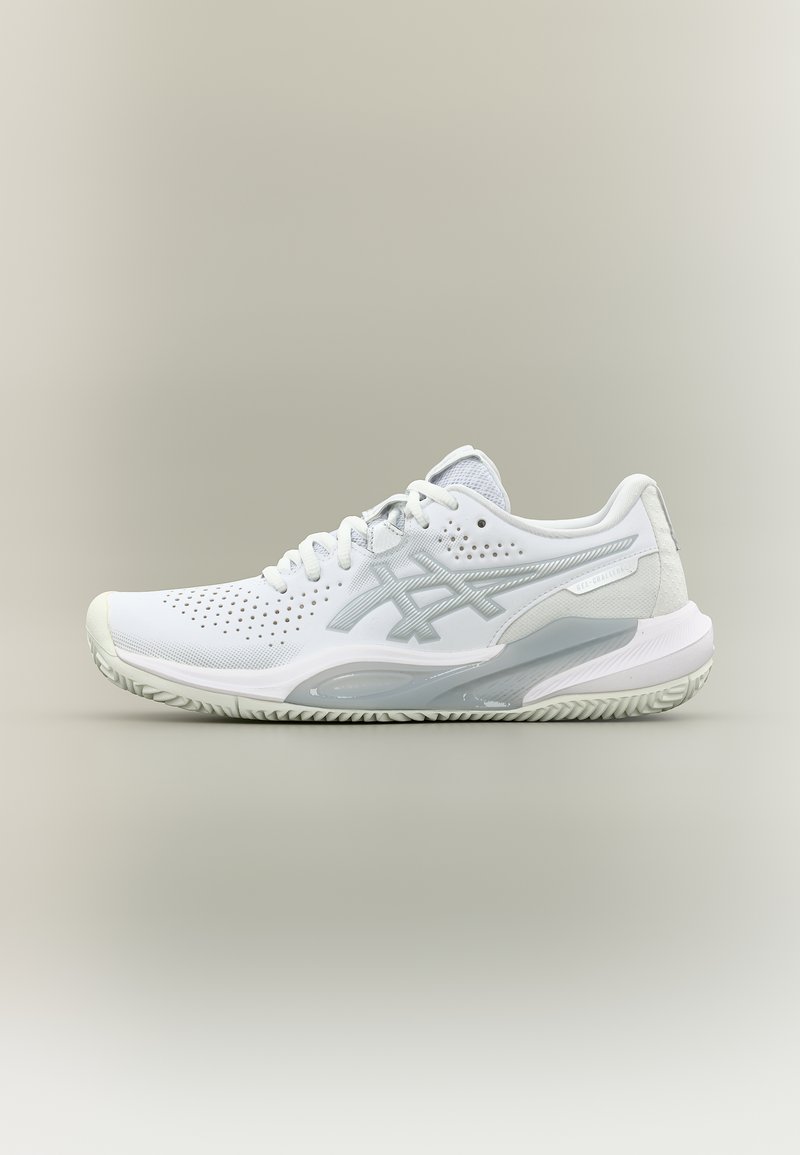 Λευκό αθλητικό παπούτσι με διάτρητο δάχτυλο, υφασμένο πέλμα και γκρι λογότυπο και λεπτομέρειες σε ουδέτερο φόντο.