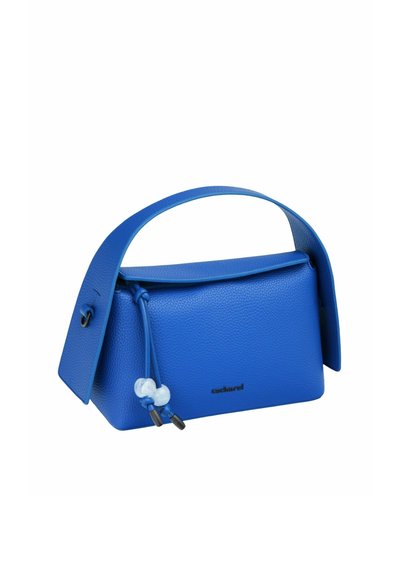 Borsa a mano in pelle blu con finitura texturizzata, forma rettangolare, manico superiore e cordino con perline decorative. Logo visibile sul fronte.