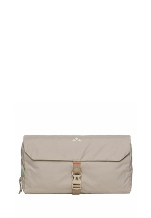 Bolsa enrollable rectangular beige con solapa, asegurada por una hebilla de plástico central y una pequeña etiqueta verde en el lateral.