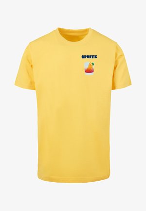 Gelbes Baumwoll-T-Shirt mit blauem "SPRITZ"-Text und einer Grafik eines Getränks mit einer Orangenscheibe auf der linken Brustseite.
