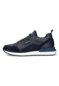 Sneaker blu navy con una combinazione di pelle testurizzata e camoscio. Caratterizzato da un design con lacci, collo imbottito e una suola bianca a contrasto.