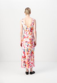Lillelille lillekirtidega satin long dress V-kaelusega, millel on mitmevärviline muster roosa, sinise ja oranži toonides, sile tekstuur ja pahklaiune disain.