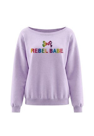 Lilla sweatshirt med ribstrikkede manchetter og kant, med regnbuefarvet "REBEL BABE" tekst og sløjfe grafik på brystet.