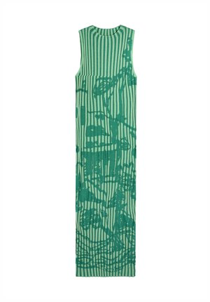 Zielona dzianinowa sukienka z pionowymi pasami i abstrakcyjnymi wzorami. Bez rękawów, okrągły dekolt i długość do kostek.