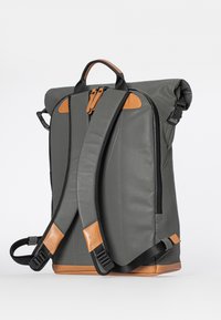 Grau rolltop Rucksack mit tanfarbenen Lederakzenten, verstellbaren schwarzen Riemen, doppelten Reißverschlüssen und einem minimalistischen Design. Glatte Textur, strapazierfähiges Material.